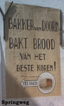833248 Afbeelding van de muurreclame van bakker Van Doorn, op de zijgevel van het pand Springweg 84 in de Zwaansteeg te ...